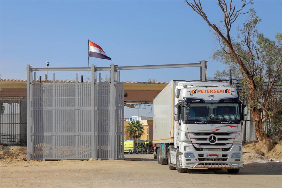 GAZA, Nov. 24, 2023  -- A truck with humanitarian aid enters the Gazan side of the Rafah crossing, on Nov. 24, 2023. The first temporary humanitarian truce between Hamas and Israel entered into force at 7:00 a.m. local time (0500 GMT) on Friday in the G