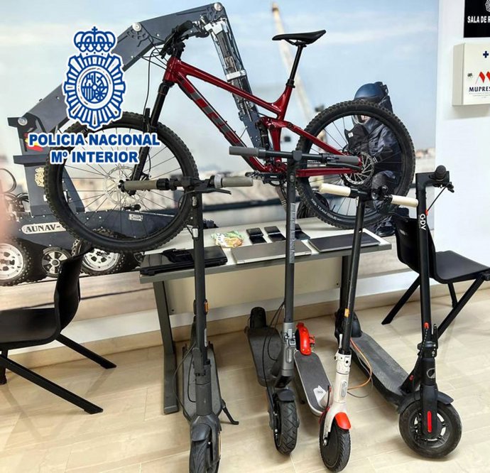 Detenidos dos hombres cuando circulaban en una furgoneta con numerosos objetos que habían robado