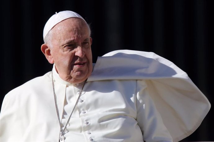  El Papa Francisco llega para asistir a su Audiencia General de los miércoles en la Plaza de San Pedro del Vaticano