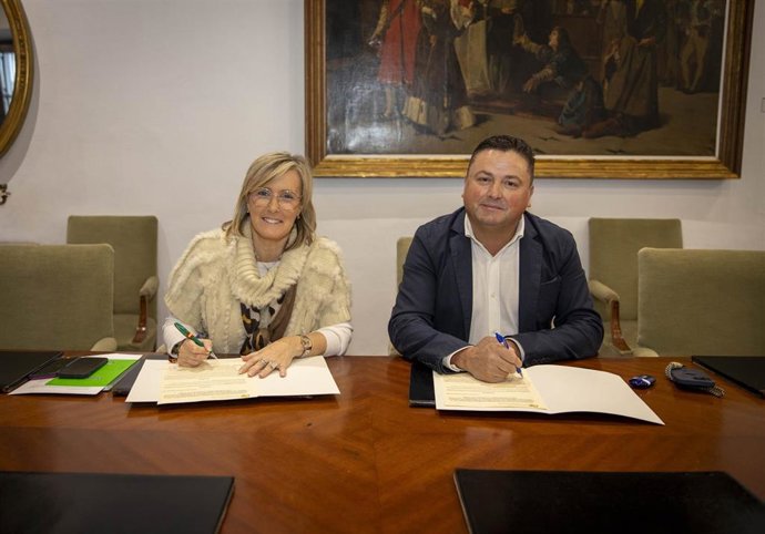 Imagen de la firma del convenio entre la Diputación de Córdoba y el Ayuntamiento de Montemayor para la elaboración del plan de acción del Pacto de los Alcaldes para el Clima y la Energía.