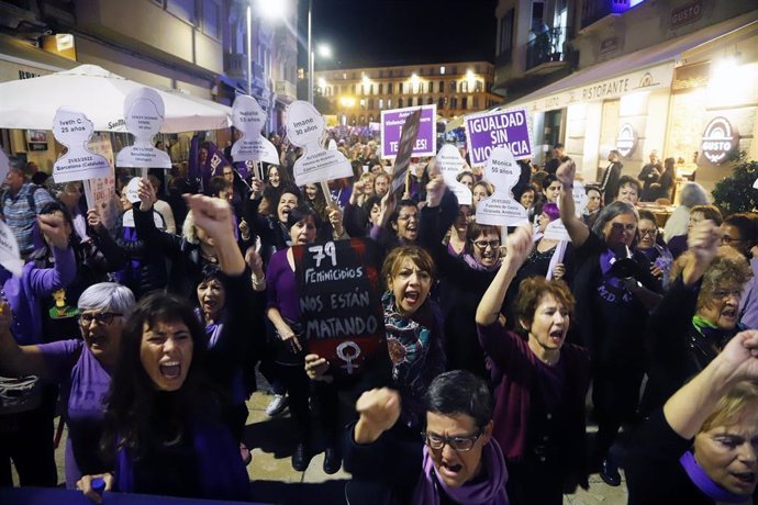 Archivo - Miles de personas recorren las calles de la capital en la manifestación del 25N por la eliminación de la violencia contra las mujeres, a 25 de noviembre de 2022 en Málaga (Andalucía, España). Miles de personas han participado en las manifestacio