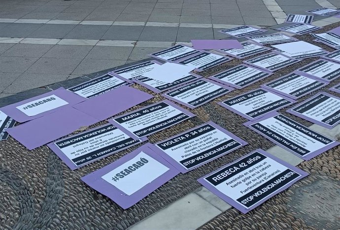 Carteles con los nombres de las mujeres asesinadas por la violencia de género en 2023 durante una concentración en agosto de la Marea Violeta de Jerez de la Frontera (Cádiz)