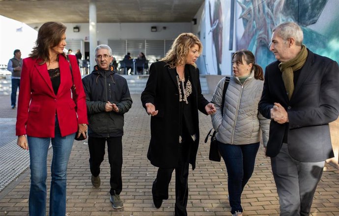 La alcaldesa de Huelva, Pilar Miranda, acompañada de la concejala de Infraestructuras y Servicios Públicos, Mariló Ponce y del concejal de Participación Ciudadana, Manuel Jesús Soriano, visitan la barriada de La Orden