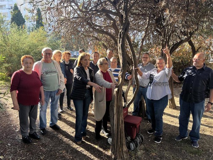 La viceportavoz socialista, Begoña Medina, junto a vecinos de la barriada de Sixto