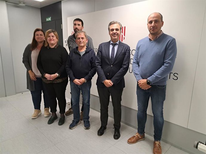 El conseller Antoni Vera con los representantes de la Apima del CEIP Son Ferriol