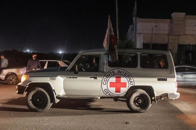 24 November 2023, Palestinian Territories, Rafah: A Red Cross vehicle, as part of a convoy believed to be carrying hostages abducted by Hamas militants during the October 7th attack on Israel, arrives at the Rafah border, amid a hostages-prisoners swap de