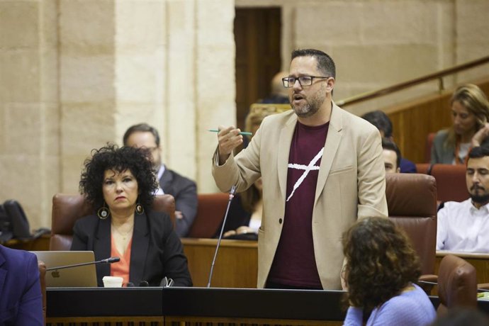 Archivo - Los parlamentarios que integran el Grupo Mixto-Adelante Andalucía, Maribel Mora y José Ignacio García, en una imagen de archivo en el Pleno del Parlamento. 