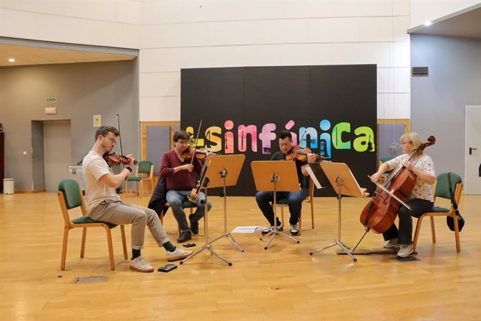 Los profesores Pablo Flores Regidor y Luis Miguel Díaz (violines), York Yu Kwong (viola) y Luiza Nancu (violonchelo), componentes del cuarteto de cuerdas encargado de interpretar el programa.