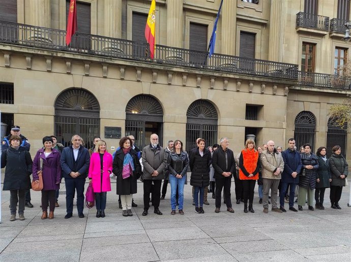 Representantes del Gobierno de Navarra, con la presidenta María Chivite a la cabeza, y parlamentarios forales participan en una concentración en Pamplona para conmemorar el Día Internacional para la Eliminación de la Violencia hacia las mujeres.