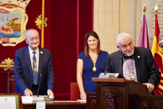 Momento de la entregar la Medalla de la Ciudad de Málaga y el nombramiento de Hijo Predilecto a José Manuel Cuenca Mendoza, Pepe Bornoy, como reconocimiento a su trayectoria artística en una imagen de archivo