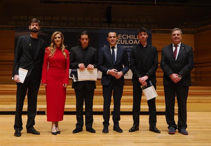 La viceconsejera de Acción Cultural, Mar Sancho, y el presidente de la Diputación de Valladolid, Conrado Iscar, en la Gala Final del XVI 'Premio Internacional de Piano Frechilla - Zuloaga'
