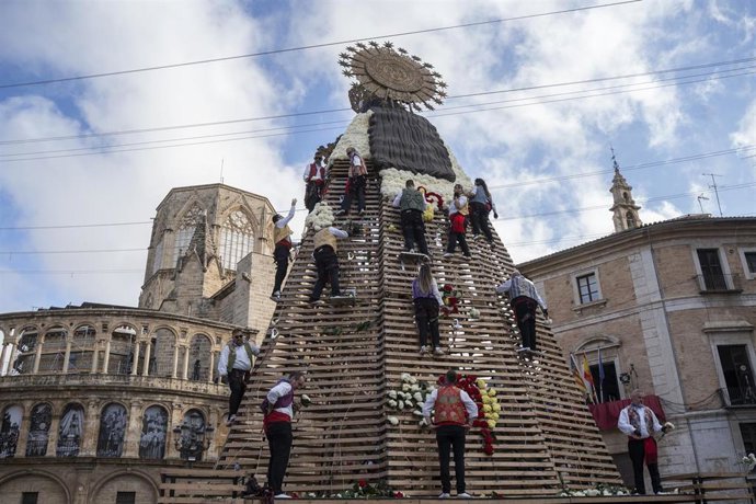 Archivo - Vista de la Mare de Déu dels Desemparats durante el desfile de la Ofrenda de Fallas