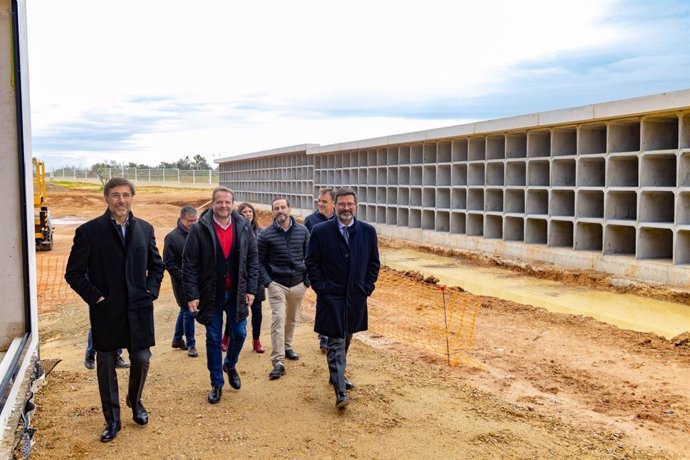 Archivo - El alcalde de Mairena del Aljarafe, Antonio Conde, segundo por la izquierda, visita la obras del nuevo cementerio del municipio el pasado mes de febrero