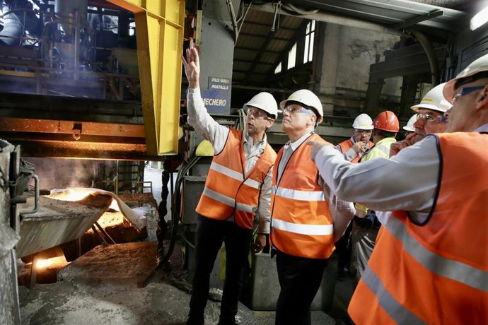 El consejero de Industia, Eduardo Arasti, visita la planta de Nissan en Los Corrales de Buelna junto director de operaciones industriales de España, Javier Vila, y al director de Nissan Cantabria, Jorge Alonso