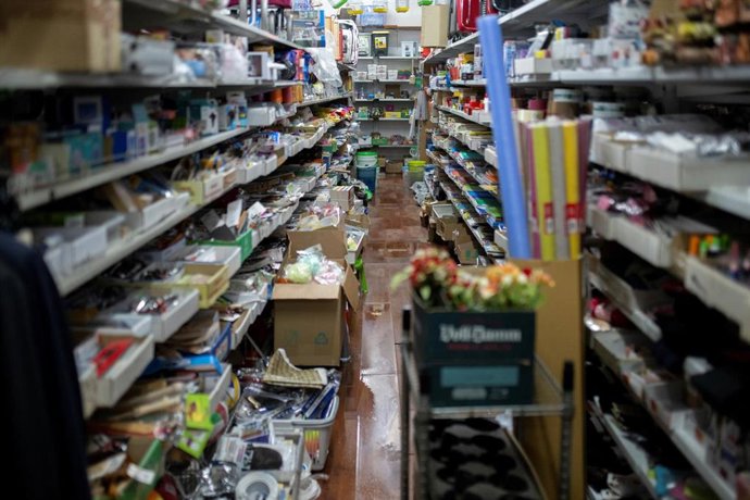 Archivo - Imagen de archivo de estantes en un bazar oriental