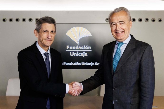 El presidente de la Fundación Bancaria Unicaja, José M. Domínguez, y el director de la Real Academia Sevillana de Buenas Letras, Pablo Gutiérrez-Alviz, durante la firma de un acuerdo