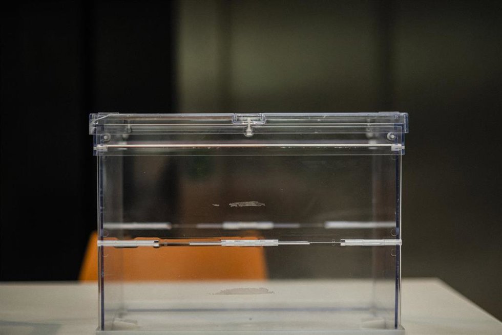Archivo - Una urna en la Biblioteca Central de Leganés, que este año actúa como colegio electoral, a 27 de mayo de 2023, en Leganés, Madrid (España). Mañana, 28 de mayo, tienen lugar en España elecciones municipales en un total de 8.131 ayuntamientos y 