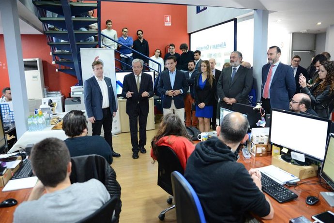 Archivo - Imagen de archivo de una visita del consejero a las instalaciones de Fidesol.