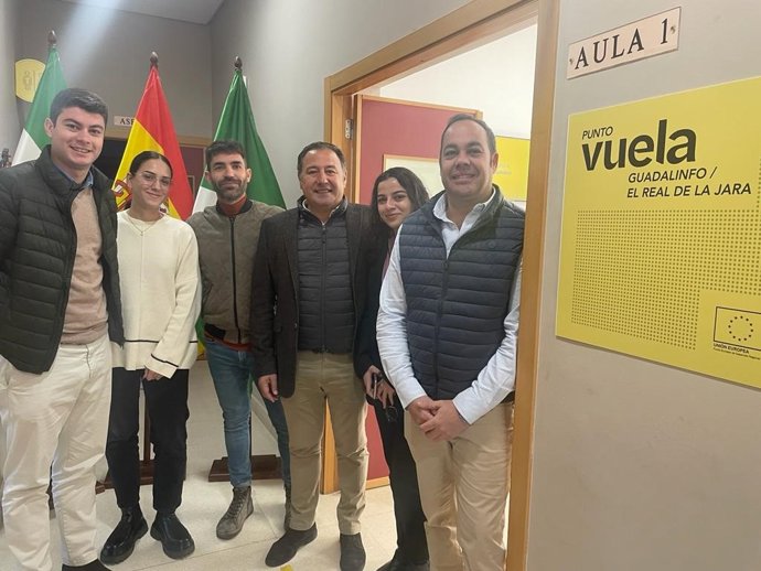 El delegado del Gobierno de la Junta de Andalucía en Sevilla, Ricardo Sánchez, ha inaugurado este sábado un nuevo Punto Vuela en la localidad sevillana de El Real de la Jara, donde ha estado acompañado por José Manuel Trejo, alcalde del municipio.