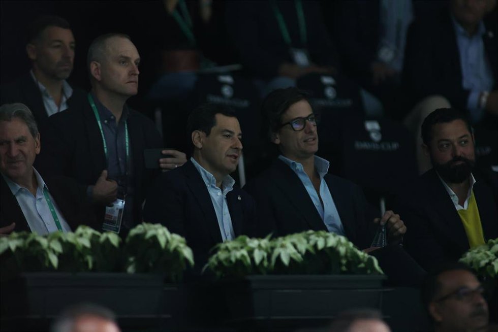 El presidente de la Junta de Andalucía, Juanma Moreno, asiste en Málaga a la segunda semifinal de la Copa Davis 2023