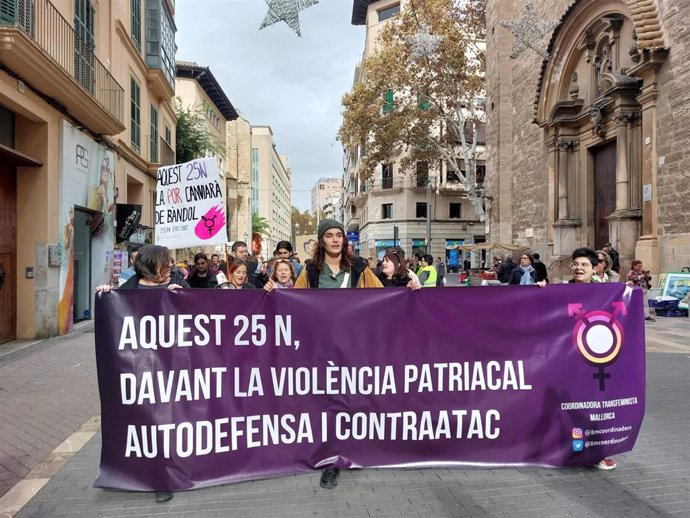 Coordinadora Transfeminista de Mallorca reivindica que "con pene o vagina" son "mujeres combativas"