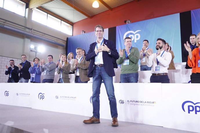El presidente de La Rioja y nuevo presidente del PP de La Rioja, Gonzalo Capellán, durante el Congreso Autonómico del PP, en el Recinto Ferial, a 25 de noviembre de 2023, en Albelda de Iregua, La Rioja (España)