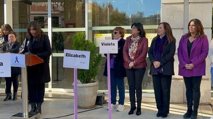 Imagen de este sábado de la vicesecretaria general del PSOE-A, Ángeles Férriz, -con chaqueta morada-, en el acto por el 25N en Jaén.