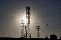 El precio de la luz sube este domingo un 34% y alcanza los 117 euros, el más alto del último mes