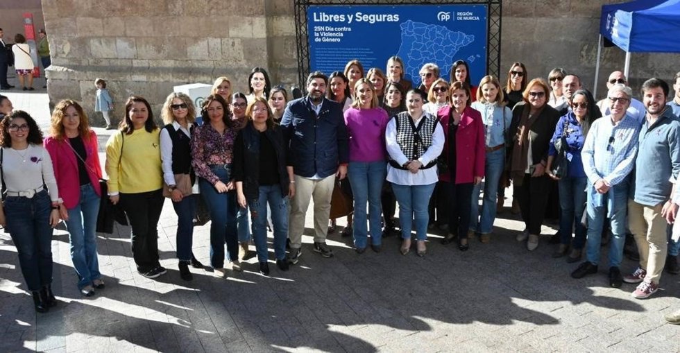 El presidente del Partido Popular de la Región de Murcia, Fernando López Miras, en la carpa instalada por el PP en la plaza de Santo Domingo