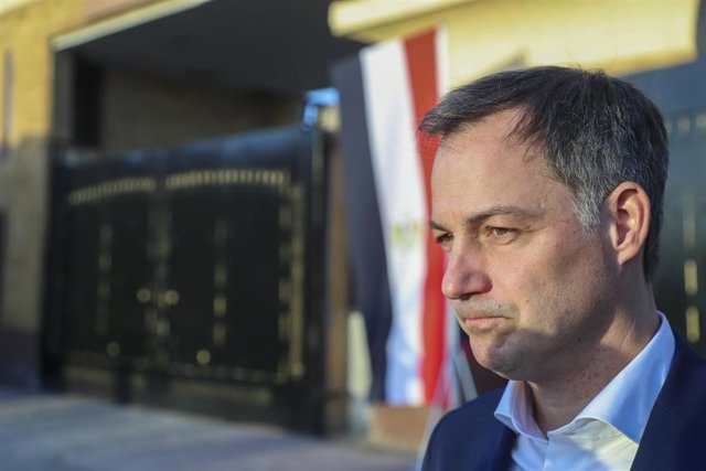 El primer ministro de Bélgica, Alexander de Croo, en el lado egipcio del paso de Rafá, que conecta con el sur de la Franja de Gaza