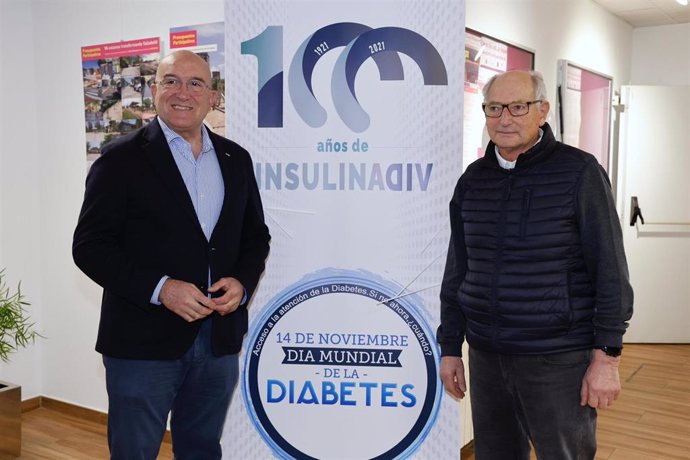 El alcalde de Valladolid, Jesús Julio Carnero, junto al presidente de ADIVA, Emilio Fernández, durante la clausura del programa de actividades de ADIVA, con motivo del Día Mundial de la Diabetes