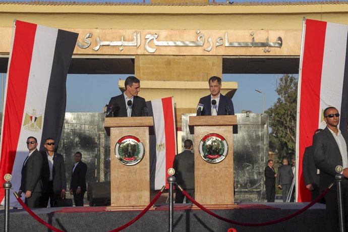 El president del Govern central, Pedro Sánchez, i el primer ministre belga, Alexander de Croo, al costat egipci del pas de Rafah, que connecta amb el sud de la Franja de Gaza