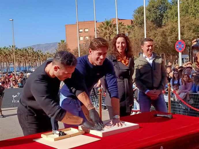 El actor William Levy estampa sus manos en un molde de arcilla en Almería.