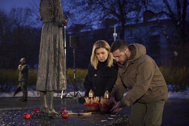 Archivo - El presidente de Ucrania, Volodimir Zelenski, junto a la primera dama, Olena Zelenska, frente al monumento en homenaje a las víctimas por el Holodomor 