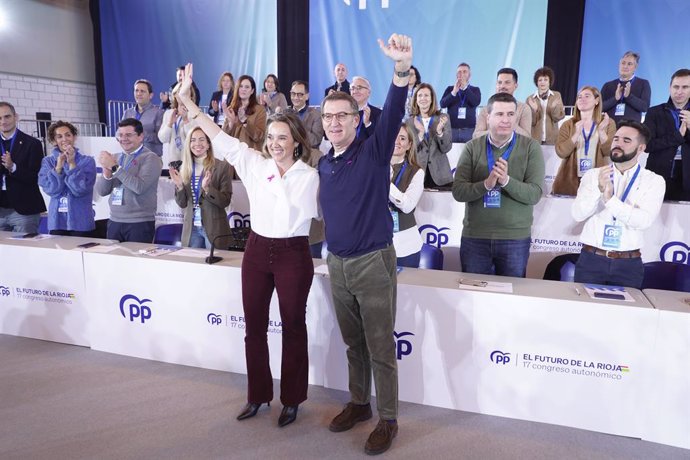 La secretria general del PP, Cuca Gamarra, i el president del Partit Popular, Alberto Núñez Feijóo, durant el Congrés Autonmic del PP a Albelda de Iregua (La Rioja)