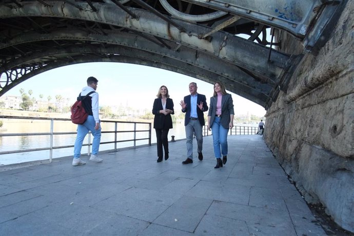 Archivo - El alcalde de Sevilla, José Luis Sanz, pasando por debajo del Puente de Isabel II, donde está prevista la reordenación del Paseo de la O. 