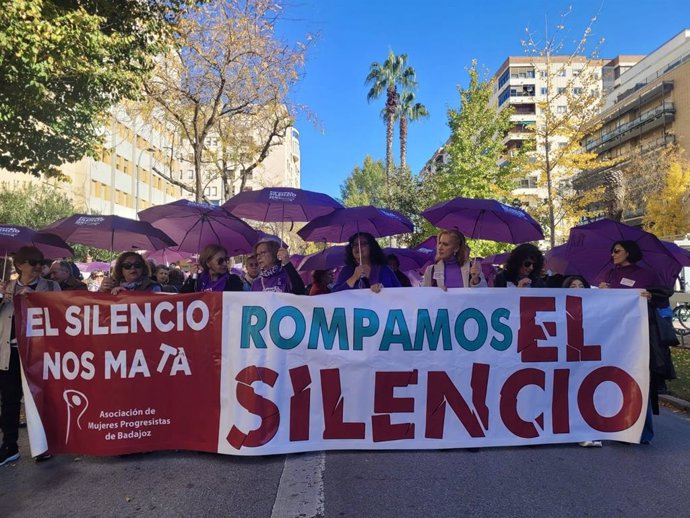 Mujeres marchan contra la violencia de género en Badajoz