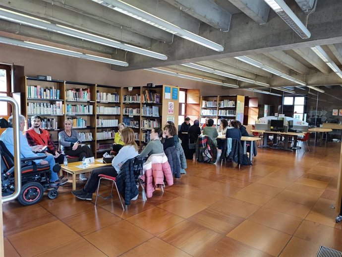 La Biblioteca Humana cumple cinco ediciones rompiendo estereotipos en la capital aragonesa.