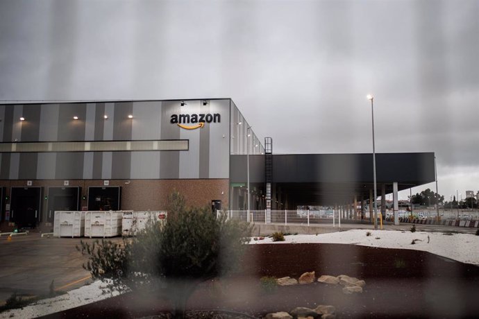 Archivo - Vista general de un centro logístico de Amazon, a 15 de noviembre de 2022, en Madrid (España)