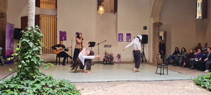 Un moment de l'actuación de Júlia Colom e IB Danza, durante el homenaje que la Conselleria de Familias y Asuntos Sociales rinde a las víctimas de violencia machista