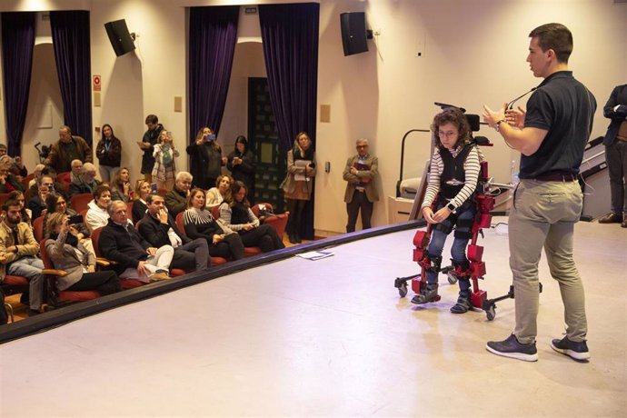 El Palacio de la Merced, sede de la Diputación de Córdoba, ha acogido este sábado el XI Encuentro de Familias Andaluzas Aspace en el que se ha presentado el exoesqueleto Atlas 2030 para niños con parálisis cerebral.