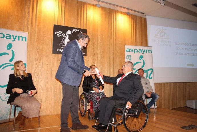 El consejero de Sanidad de Castilla-La Mancha, Jesús Fernández Sanz, ha recibido el premio 'Silla de Oro 2023' a la Integración de las personas con discapacidad, entregado por la Aspaym Cuenca