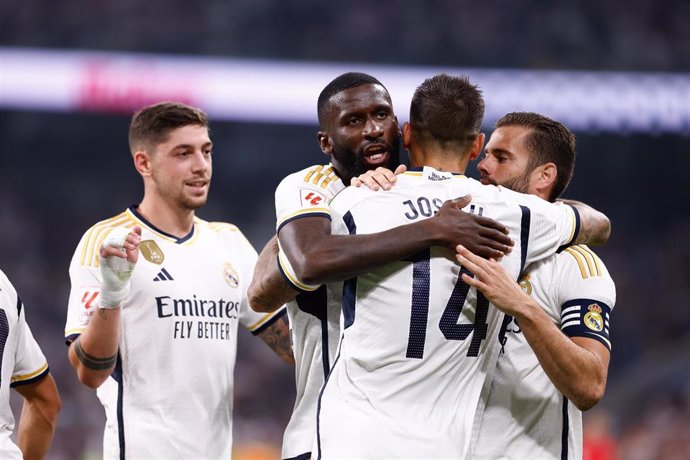 Archivo - Joselu celebra un gol con sus compañeros del Real Madrid