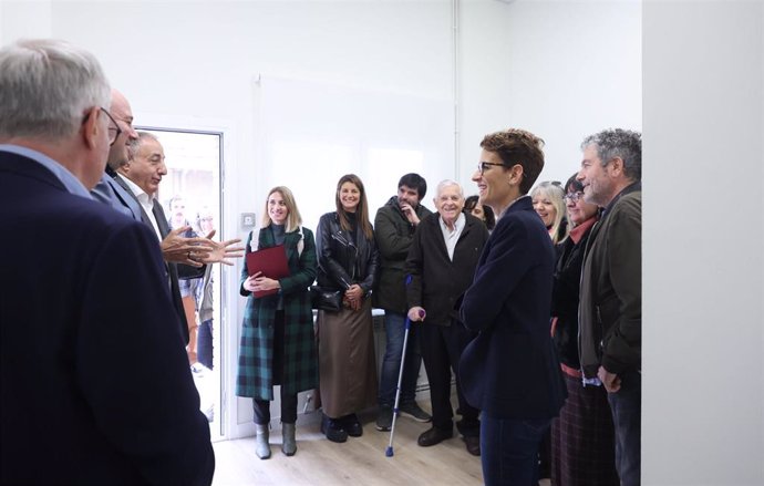 La presidenta del Gobierno de Navarra, María Chivite, visita las nuevas instalaciones de Proyecto Hombre en Tudela.