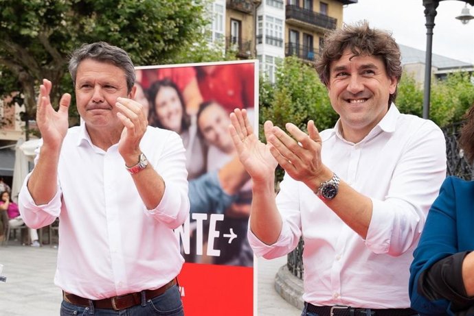 El alcalde de la localidad vizcañina de Irun, José Antonio Santano, y el secretario general del PSE-EE, Eneko Andueza