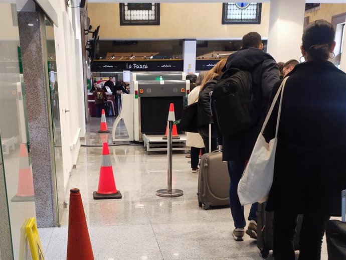 Viajeros esperando a pasar el control de seguridad en la estación de tren de Oviedo.