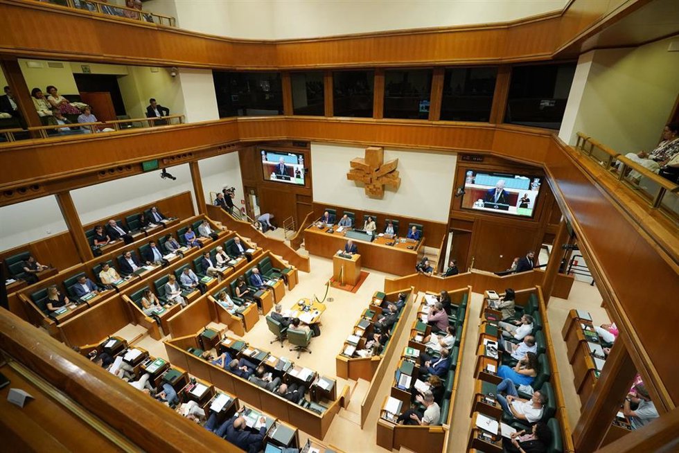 Archivo - El Lehendakari, Iñigo Urkullu, interviene durante el último pleno de Política General de la Legislatura del Gobierno vasco, en el Parlamento vasco, a 14 de septiembre de 2023, en Vitoria-Gasteiz, Álava