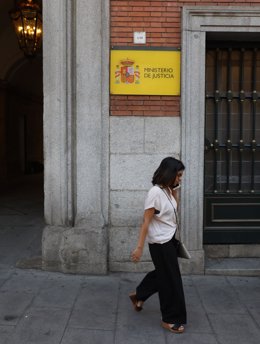 Archivo - Una mujer pasa por la sede del Ministerio de Justicia, a 28 de julio de 2022, en Madrid (España). 