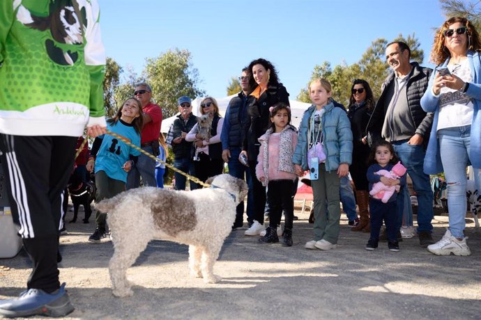 Almerienses de todas las edades no han querido perderse la gran feria del bienestar de las mascotas, AlmAnimal, a la que ha acudido la alcaldesa María del Mar Vázquez.