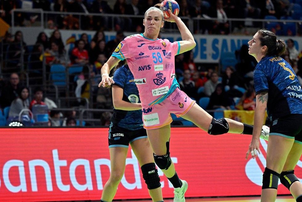 María Prieto, durante un partido con la selección española.